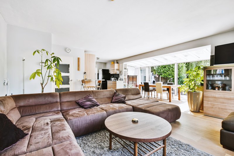 Sala amplia de una casa que se va a comercializar en Puebla